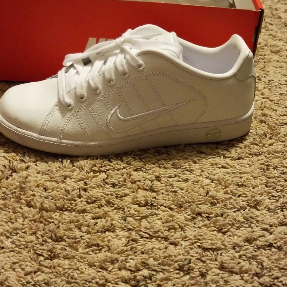 Nike women's court tradition 2